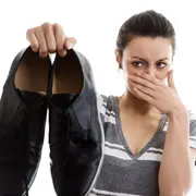 Какие средства выбрать для удаления запаха в обуви