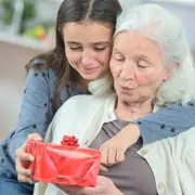 Что подарить бабушке: лучшие подарки к празднику