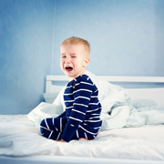 Ребенок 2 лет просыпается ночью и плачет: что делать?