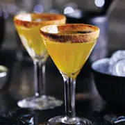 Как приготовить коктейли с ромом, мартини и мандаринами