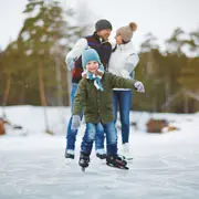 Дети на льду: как познакомить ребенка с коньками и катком