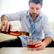 Муж пьет, лечение от алкоголизма не помогает. Почему жена не подает на развод?