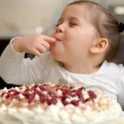 Светлана Кольчик: Ребенок ест много сладкого. Как отучить? 2 способа