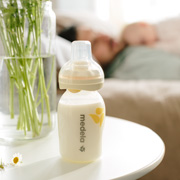 Как правильно кормить ребенка сцеженным молоком?