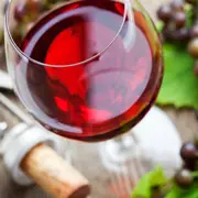 Джон Бонне: Как правильно открывать и разливать вино и зачем винным бокалам ножка