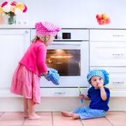 А ваш ребенок в 3 года одевается самостоятельно и режет салат?
