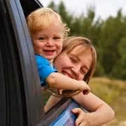 Чем занять ребёнка в машине: 25 веселых игр
