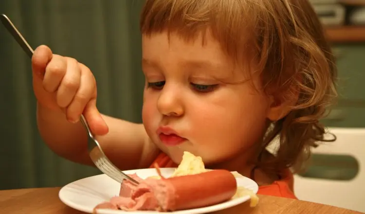 От сочных до молочных: как выбрать сосиски для детей?