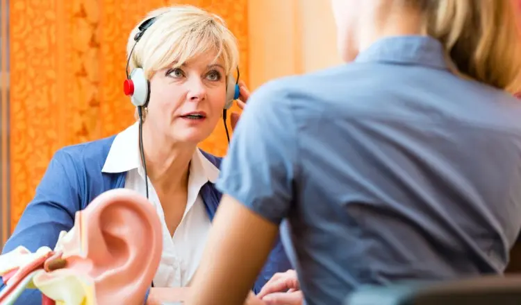 Нарушен слух: как помочь слабослышащему родственнику 