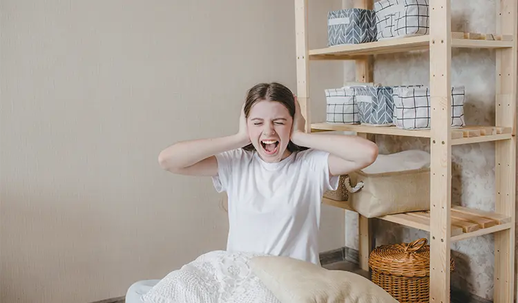 Почему у подростков резко меняется настроение и как помочь справиться