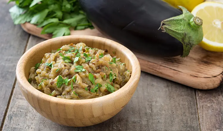 Муттабаль – восточная закуска из баклажана с тахини Муттабаль – восточная закуска из баклажана с тахини