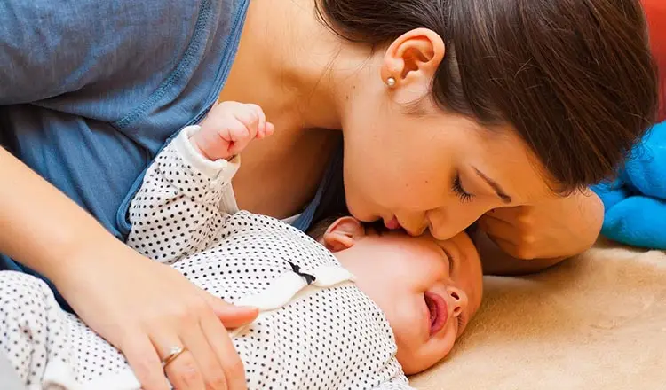 Как помочь малышу при коликах, запорах и срыгиваниях