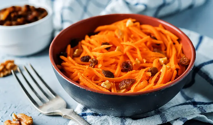 Постные блюда с ярким вкусом: котлеты из крапивы и морковный салат