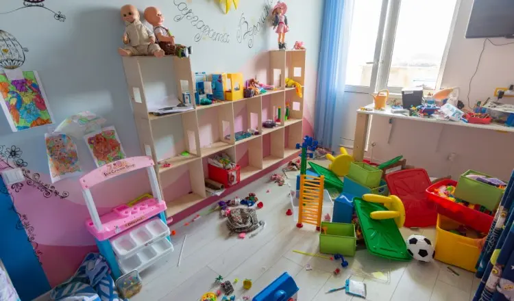 Как организовать хранение вещей в детской комнате