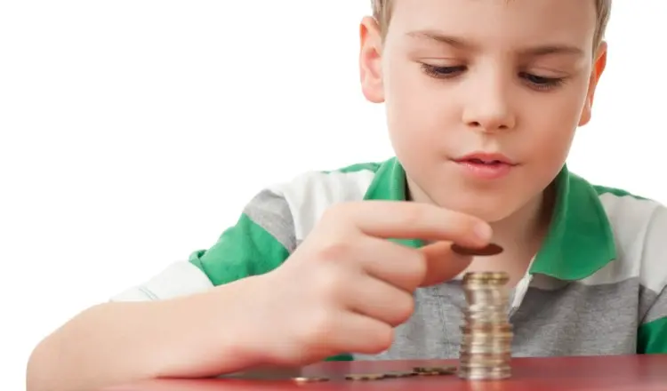 Ребенок просит карманные деньги. Как грамотно их выделять?