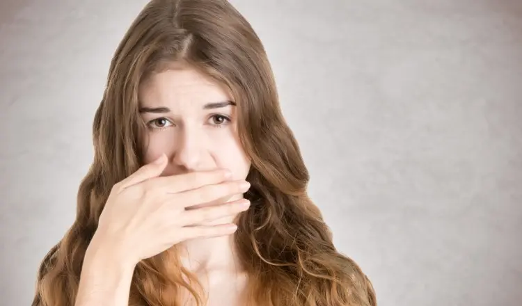 Ополаскиватели и жвачки не помогут: неприятный запах изо рта