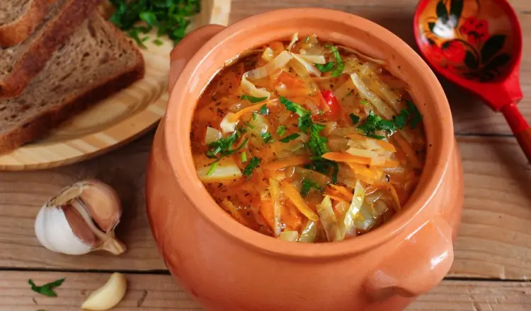 Как варить вкусные постные супы на овощном бульоне: кислые щи и борщ с фасолью