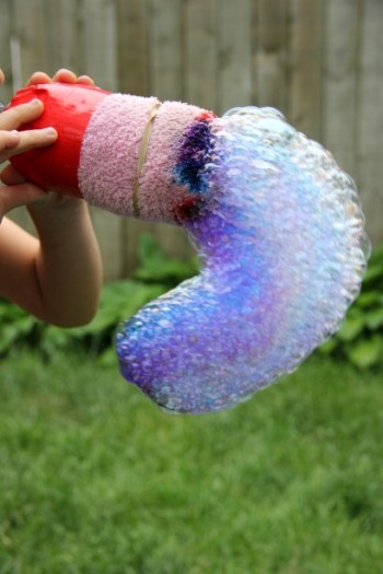 Радужная змея из мыльных пузырей