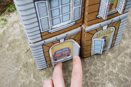 Игрушки своими руками: домик из картона - с мансардой, кафе и кошкой