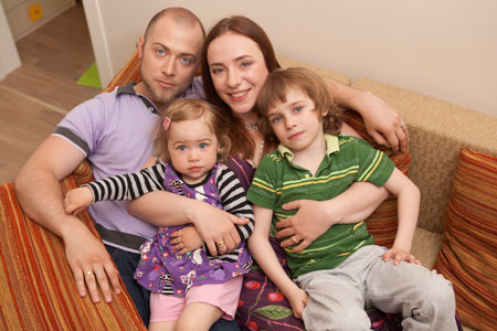 Тутта Ларсен с мужем и детьми