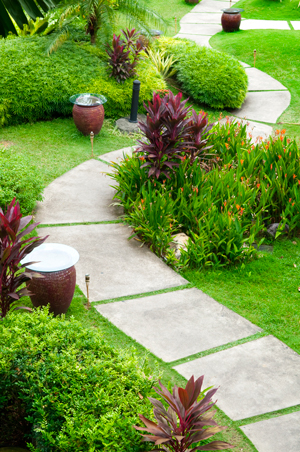 Тротуарная плитка в саду — эстетический вид и простота монтажа
