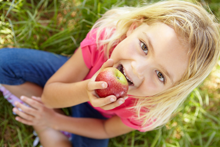 Отдых с детьми: 3 летних мифа о здоровье и закаливании
