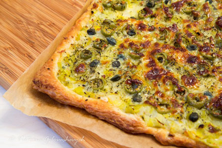 Рецепт пирога: оливки, каперсы и лук-порей. Вкус отпуска