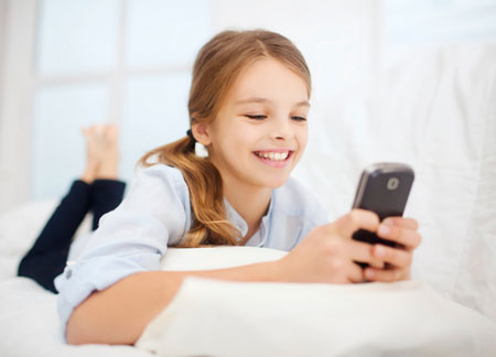 Две трети родителей покупают ребенку смартфон для общения с друзьями
