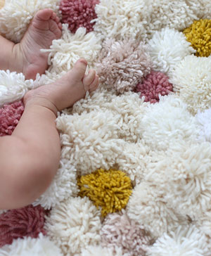 Детский коврик: украшение комнаты шерстяными помпонами