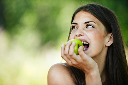 Принимать витамины или есть яблоки? Правда о пищевых добавках