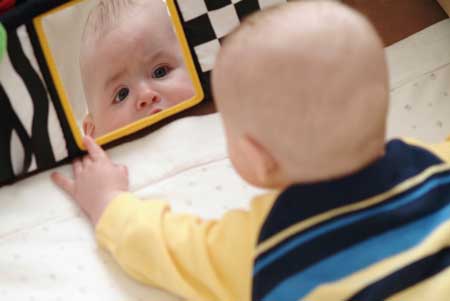 Почему важны игры с зеркалом для детей