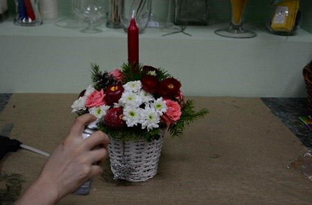 Цветы на Новый год: как сделать композицию со свечой