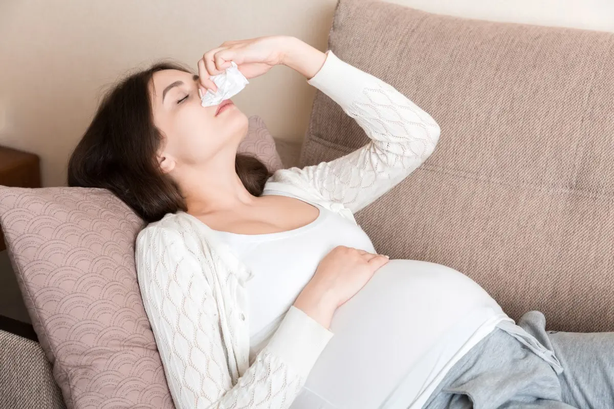 Чем лечить насморк и заложенность носа при беременности
