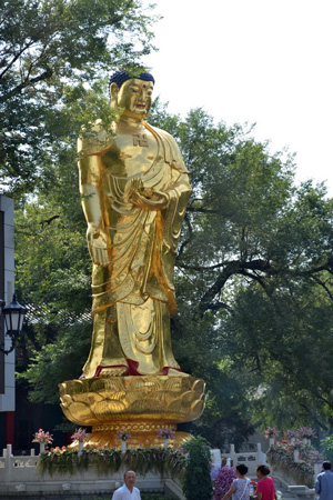 Статуя Будды в монастыре