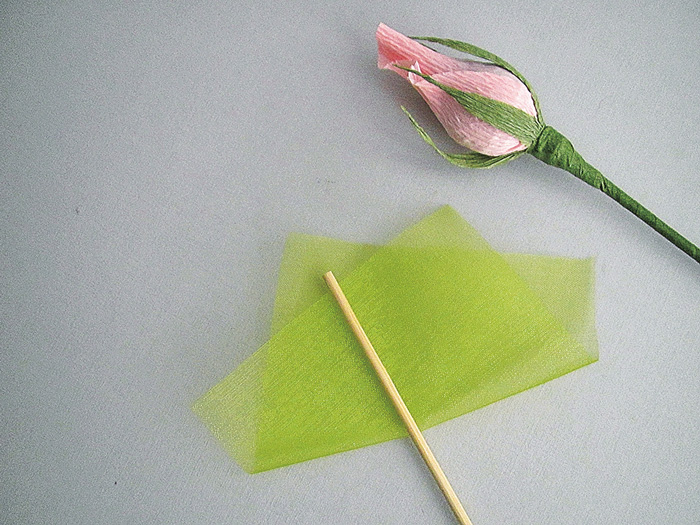 Поделка: Как сделать букет тюльпанов из конфет в гофрированной бумаге? Пошагово. Легко. Красиво