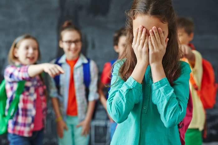 Что делать, если ребенка обижают в школе: советы психолога
