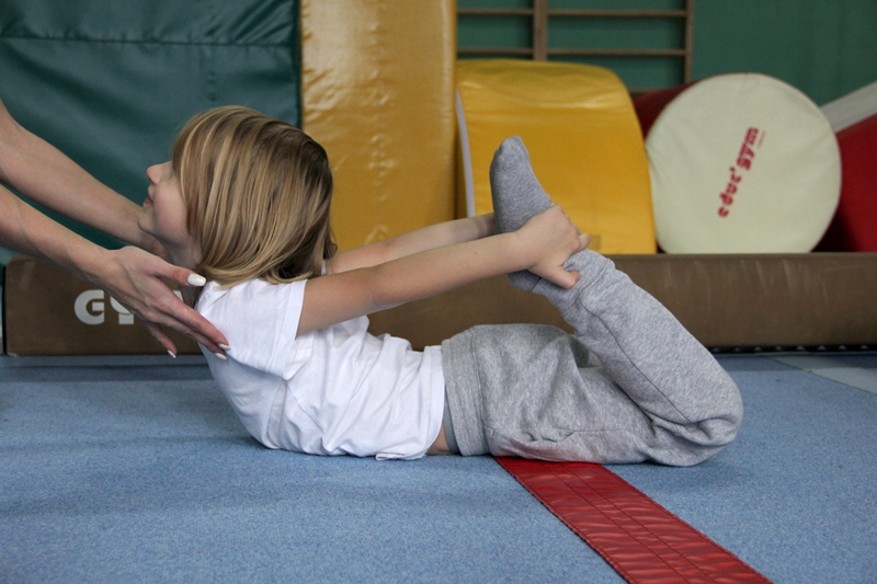 Гимнастика в домашних условиях: 13 упражнений для детей. гимнастика для детей 4 лет, упражнения для пресса, тренер по гимнастике, растяжка для детей