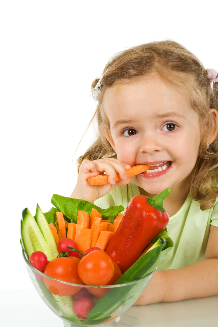 Ребенок ест овощи и фрукты