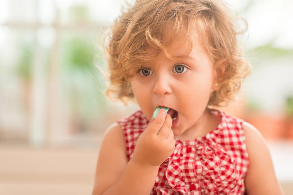 Фото девочка ест конфеты