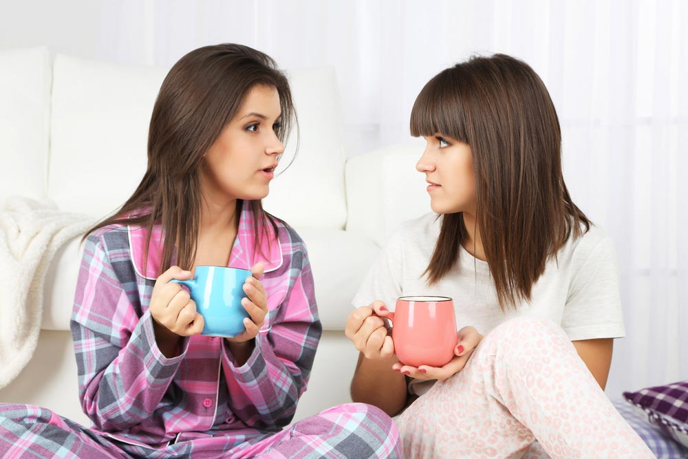 Чай в пижаме. Люди в пижамах пьют чай. 2 Girlfriends drinking Coffee.
