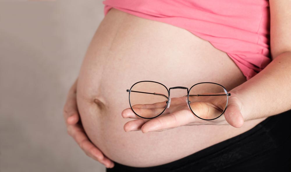 Что лучше во время беременности: контактные линзы или очки?