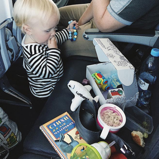 Можно ли игрушки в самолет. Игрушки годовалому в самолет. Самолет для детей. Игрушка самолет для детей. Игрушки в самолет для ребенка 2 года.