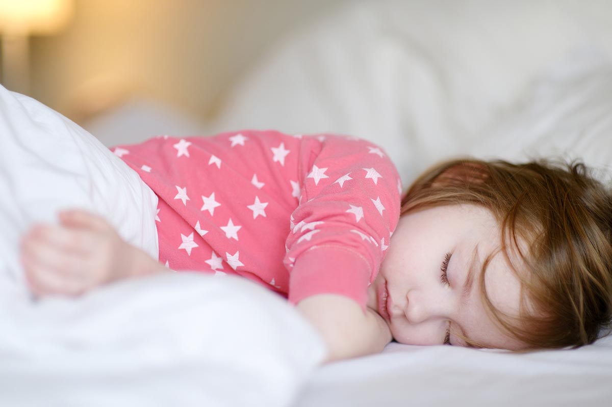 Почему ребенок плачет во сне: отвечают педиатр, невролог и психолог