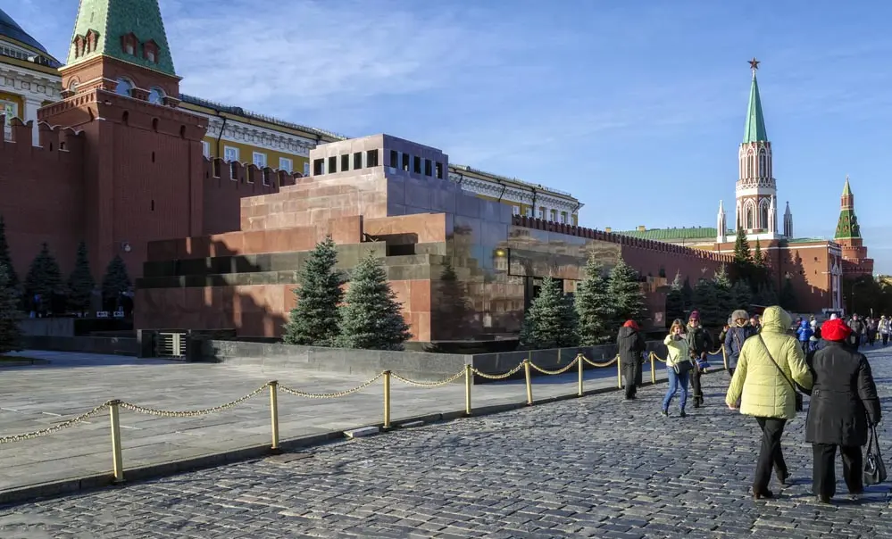 Как сохраняют тело Ленина в мавзолее