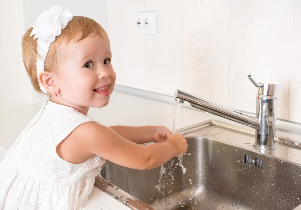 Как оборудовать ванную для ребенка после 1 года