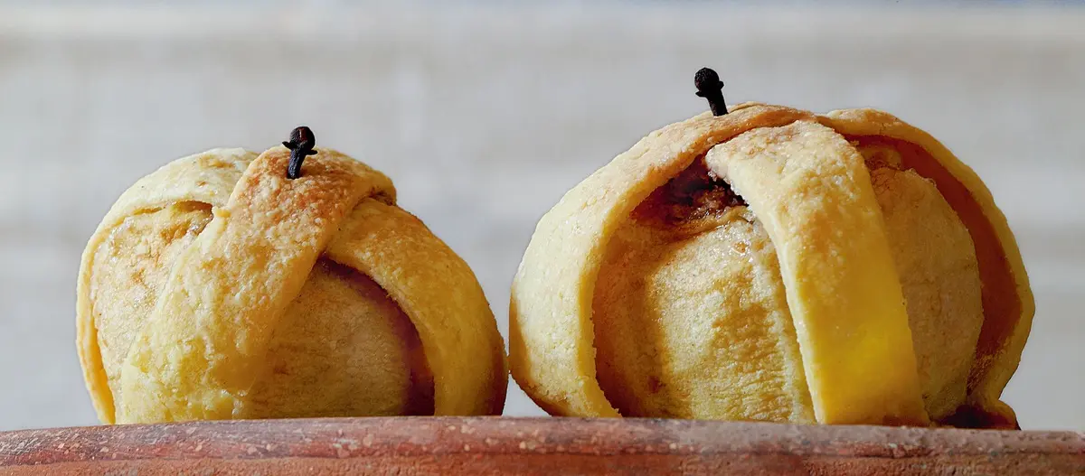 Яблоки с готовым слоеным тестом в духовке