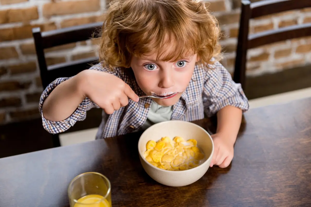 Чем кормить ребенка на завтрак