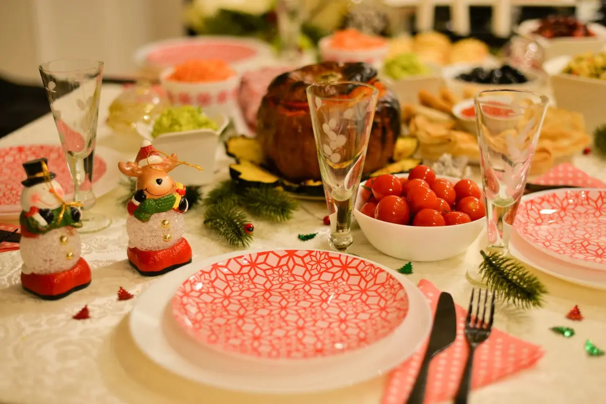 Праздничный стол 2024 года. Необычные блюда на новогодний стол. Новогодний стол меню. Необычный новогодний стол. Русский новогодний стол.