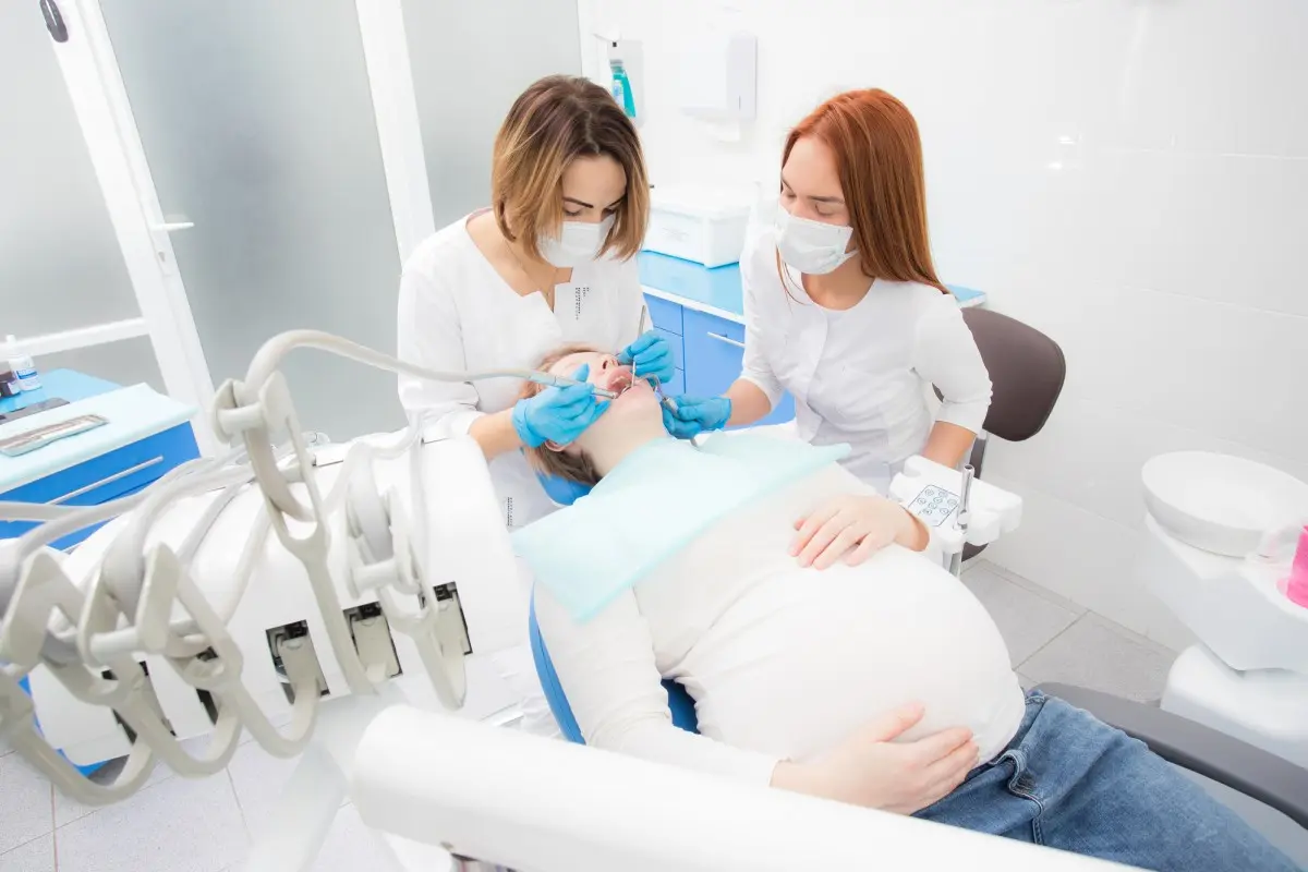 Как защитить зубы во время беременности