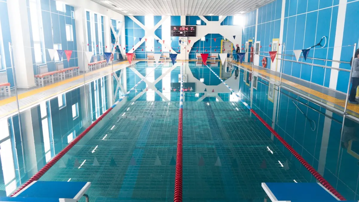 Современный спорткомплекс города имеет спортивный бассейн